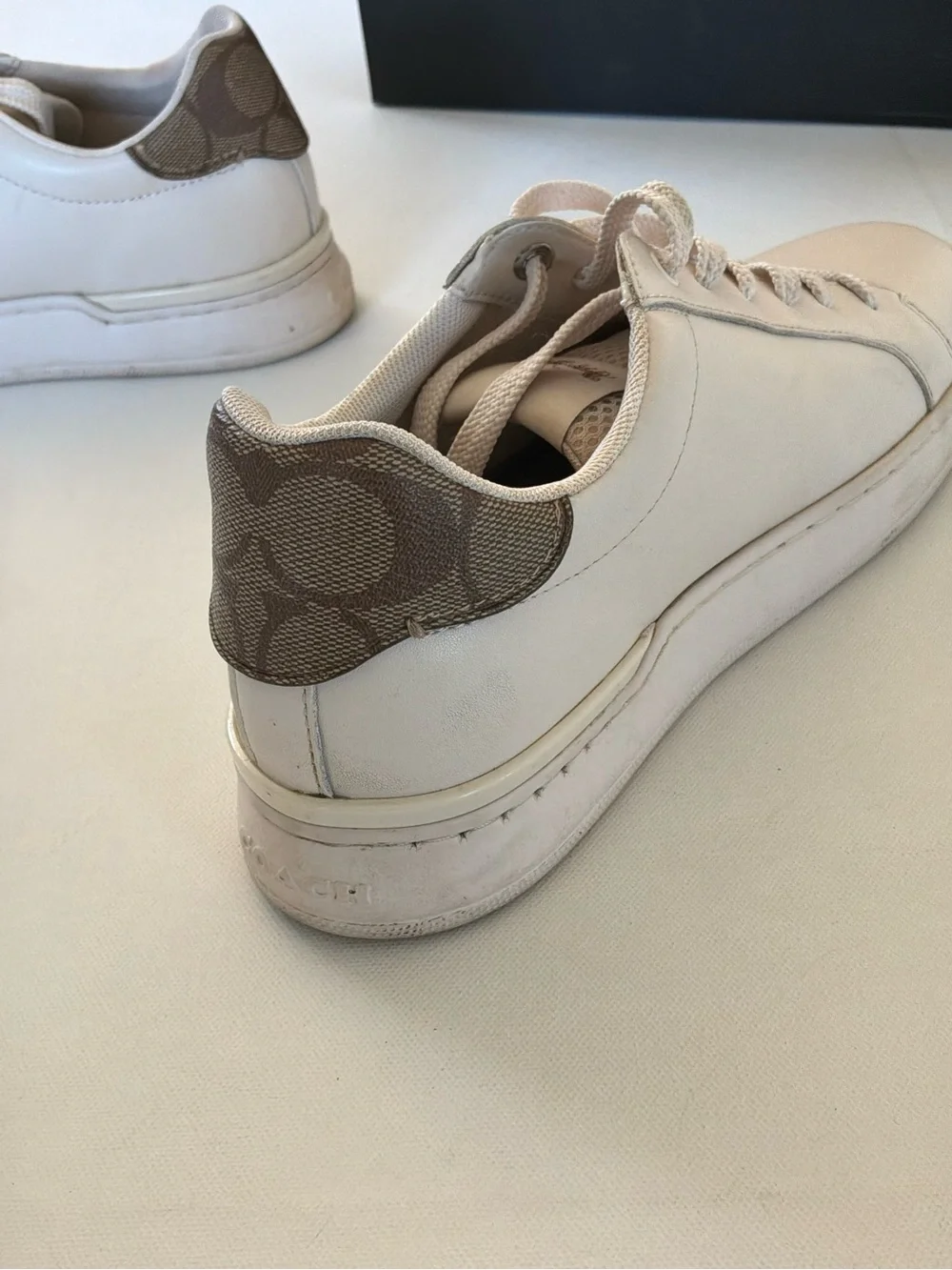 Coach Low Top Leather Sneakers White Signature Heel Women’s Size 8B with Box